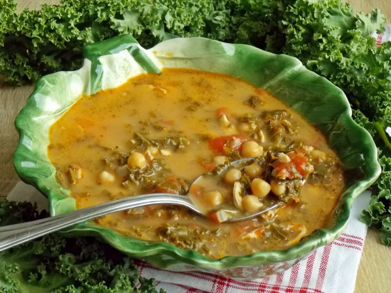 Jarmużowa zupa z pomidorami i cieciorką Jarmużowa zupa z pomidorami i cieciorką