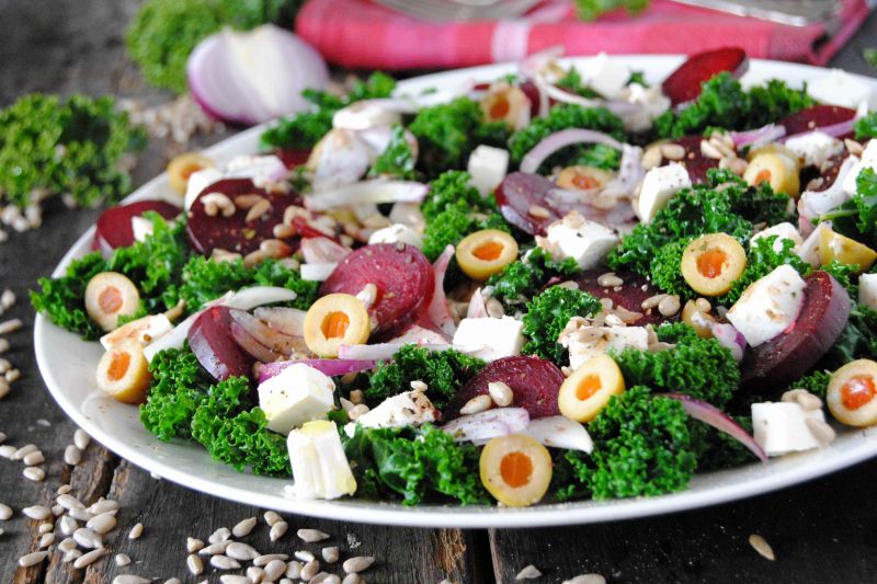 Jarmużowo- buraczkowa sałatka Jarmużowo- buraczkowa sałatka