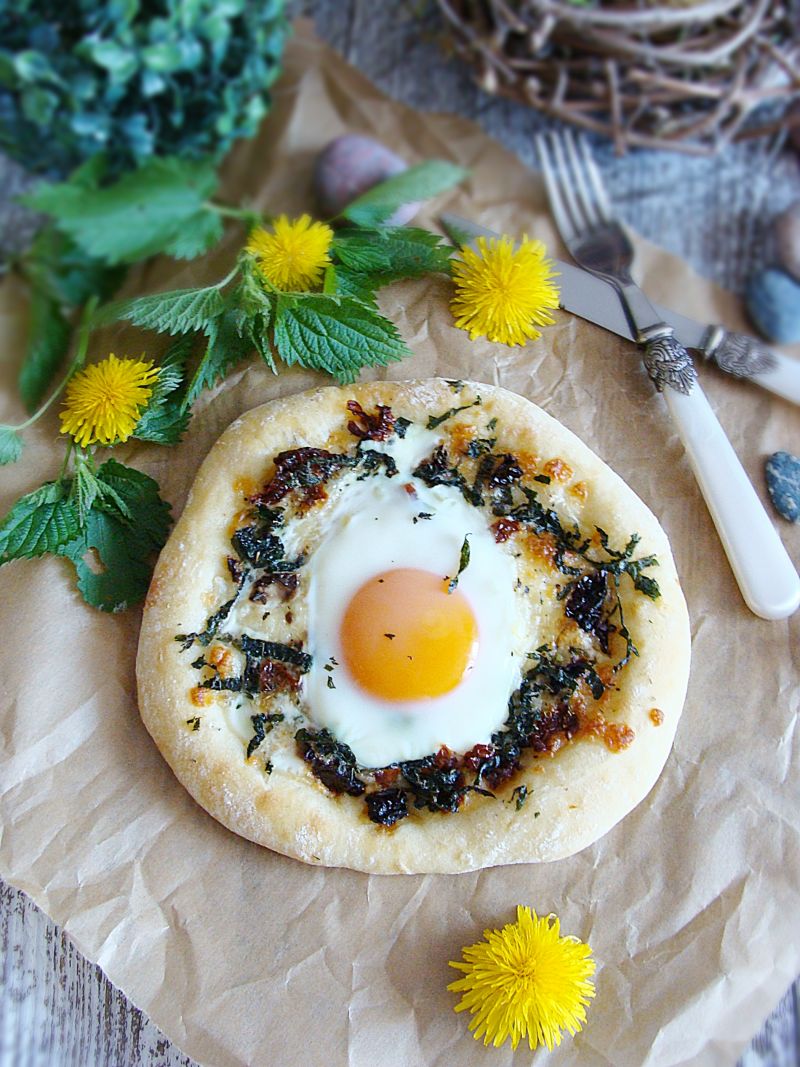 Jarska pizza z mozzarellą i pokrzywami