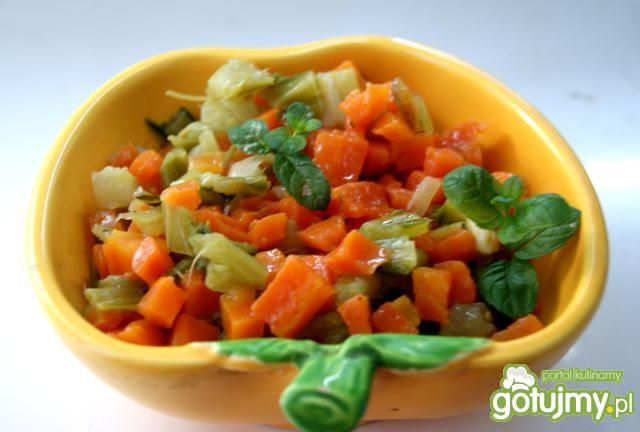 Jarzynka z grubymi nerwami liści kapusty Jarzynka z grubymi nerwami liści kapusty