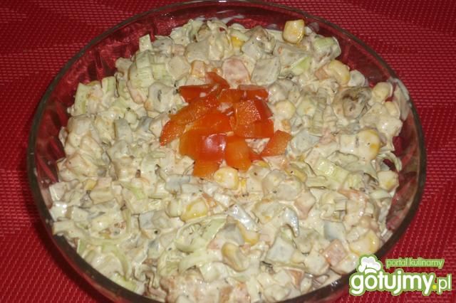 Jarzynowa sałatka z kurczakiem i porem Jarzynowa sałatka z kurczakiem i porem