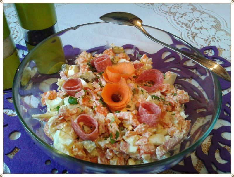 Jarzynowa sałatka z salami na ostro