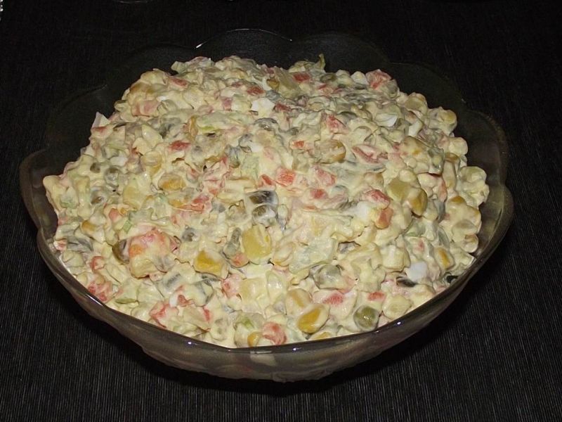 Jarzynowa sałatka z selerem naciowym Jarzynowa sałatka z selerem naciowym