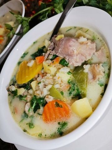 Jarzynowa z kaszą pęczak na żołądkach drobiowych.