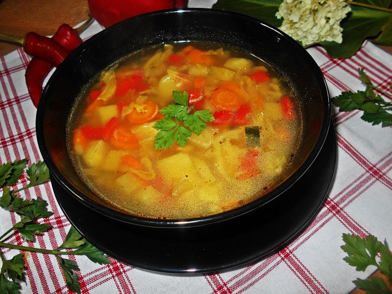 Jarzynowa z pieczoną papryką, cukinią i kalarepką