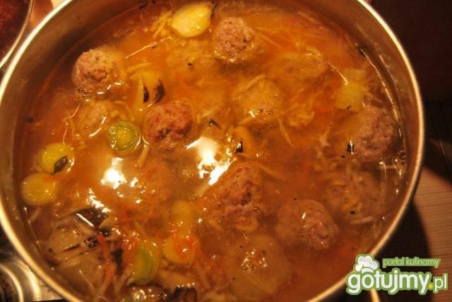 Jarzynowa zupa  z mięsnymi pulpetami