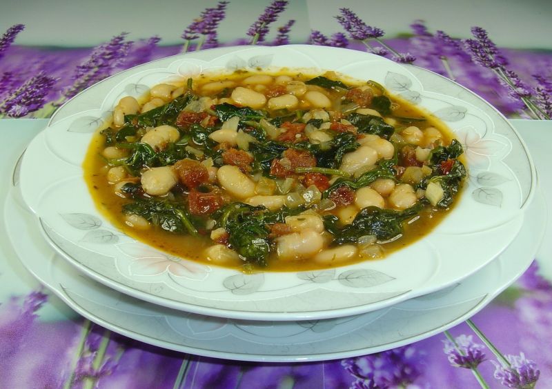 Jednogarnkowe danie z fasolą i suszonym pomidorem