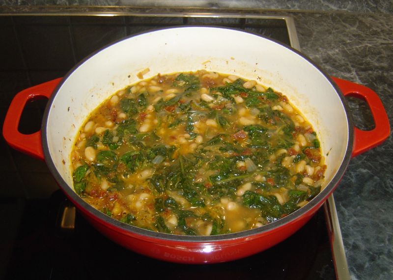 Jednogarnkowe danie z fasolą i suszonym pomidorem