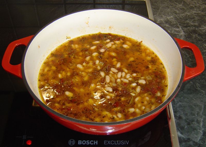 Jednogarnkowe danie z fasolą i suszonym pomidorem