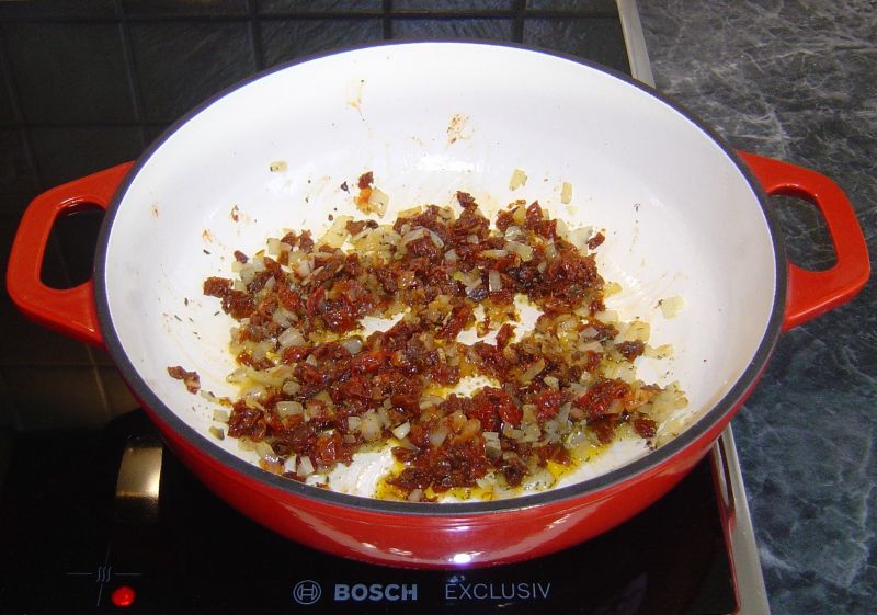 Jednogarnkowe danie z fasolą i suszonym pomidorem