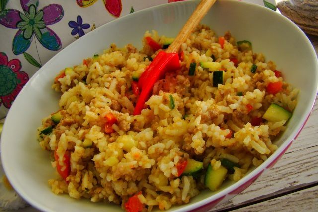 Jednogarnkowe danie z ryżu i mięsa mielonego Jednogarnkowe danie z ryżu i mięsa mielonego