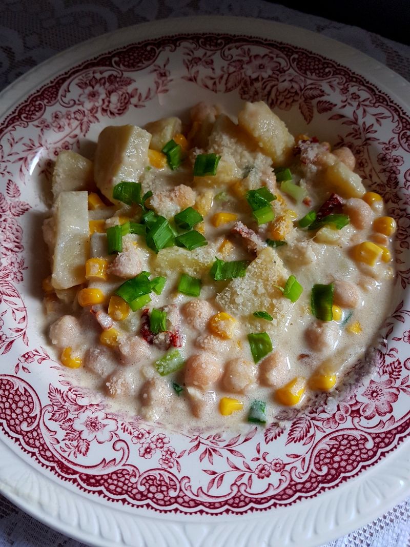 Jednogarnkowe danie z ziemniakami i ciecierzycą