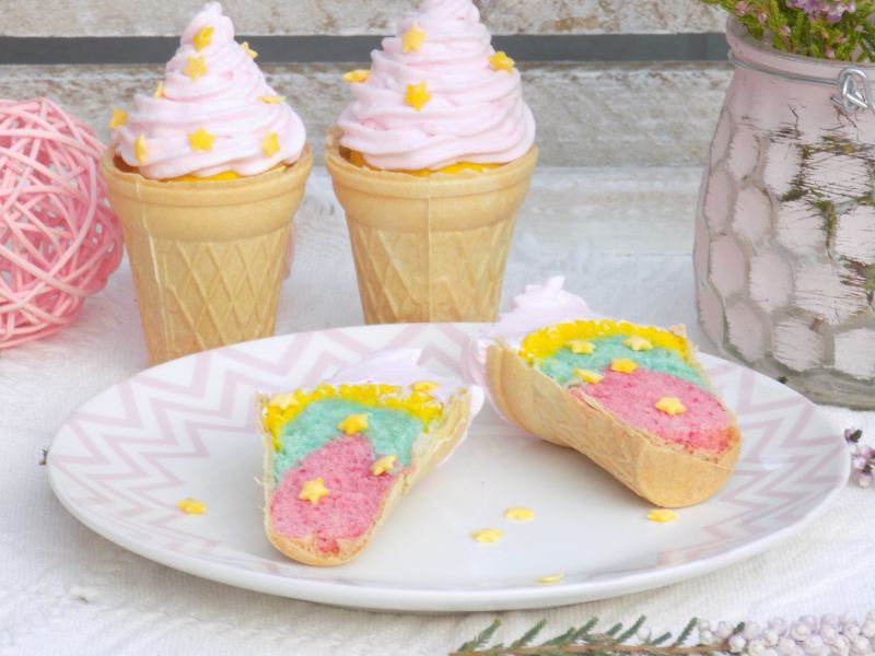 Jednorożcowe babeczki w wafelkach lodowych