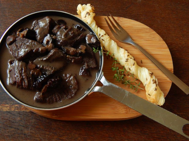 Jeleń w winie ze śliwkami Jeleń w winie ze śliwkami