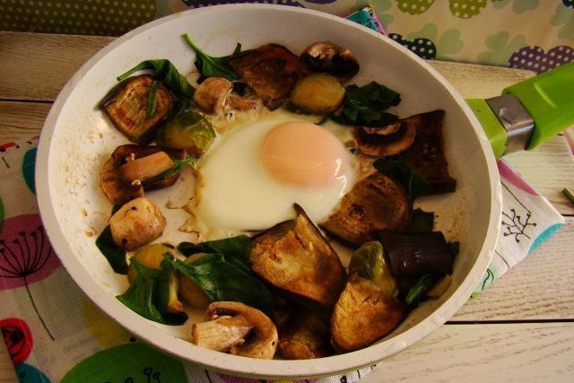 Jesienna patelnia z jajem 