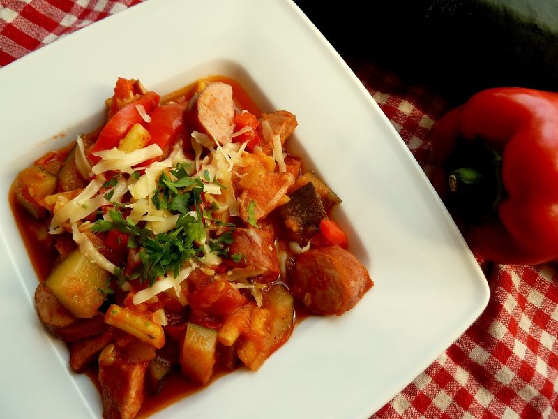 Jesienna potrawka warzywna z kiełbasą śląską