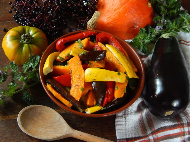 Jesienna sałatka z pieczonych warzyw