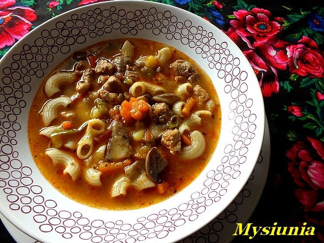 Jesienna zupa gulaszowa z maślakami