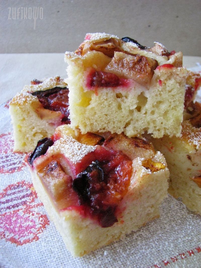 Jesienne ciasto z gruszkami i śliwkami i morelą Jesienne ciasto z gruszkami i śliwkami i morelą