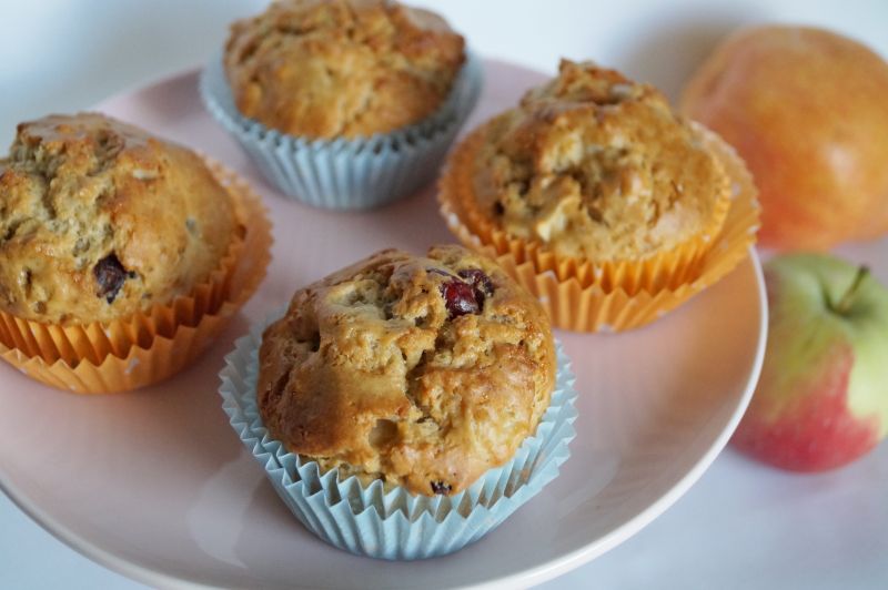 Jesienne muffinki z jabłkiem i żurawiną