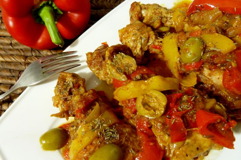 Jesienne pałki z kurczaka w papryce i pomidorach