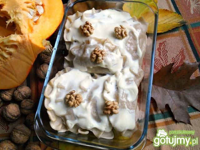 Jesienne pierogi z dynią i orzechami Jesienne pierogi z dynią i orzechami