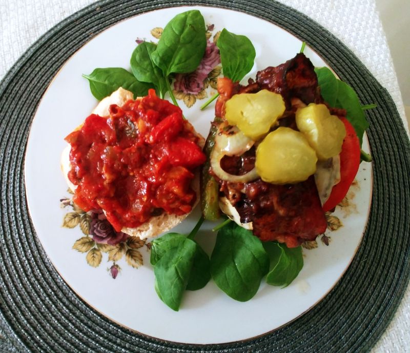 Jesienny burger (z sosem a'la leczo) Jesienny burger (z sosem a'la leczo)