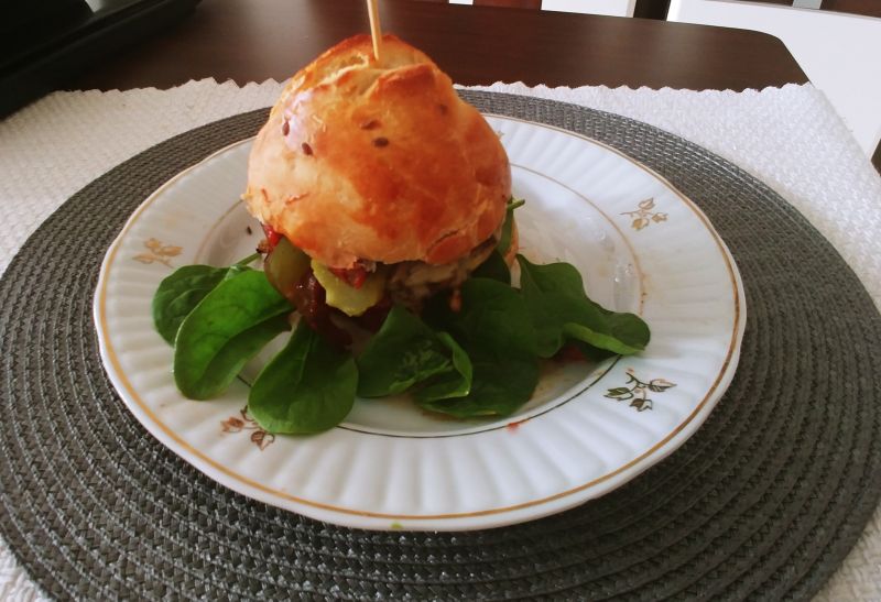 Jesienny burger (z sosem a'la leczo) Jesienny burger (z sosem a'la leczo)