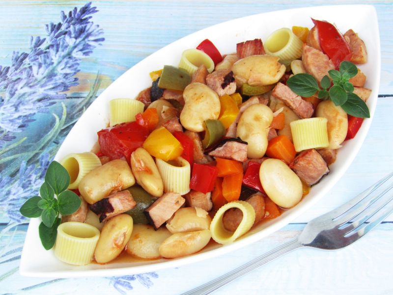 Jesienny kociołek różności z szynką i fasolą