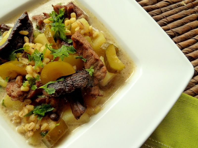 Jesienny krupnik z grzybami i ogórkami kiszonymi