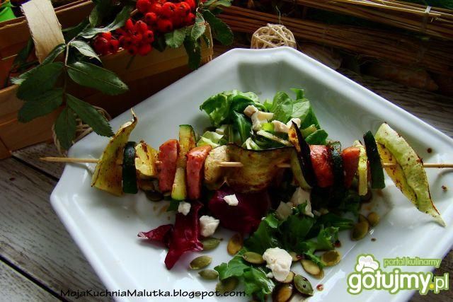 Jesienny szaszłyk na sałacie z tofu  Jesienny szaszłyk na sałacie z tofu