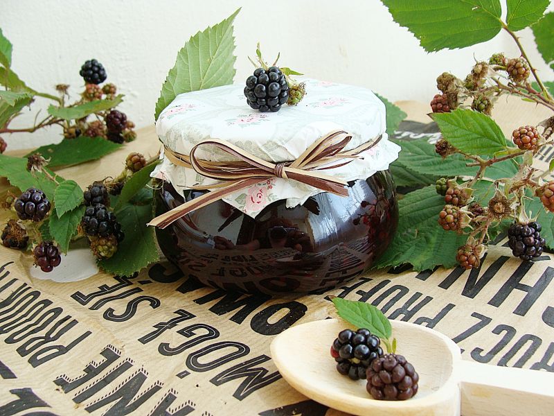 Jeżynowa konfitura z goździkami