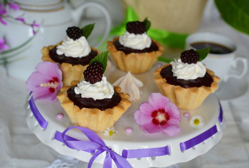 Jeżynowe babeczki z bitą śmietaną  Jeżynowe babeczki z bitą śmietaną