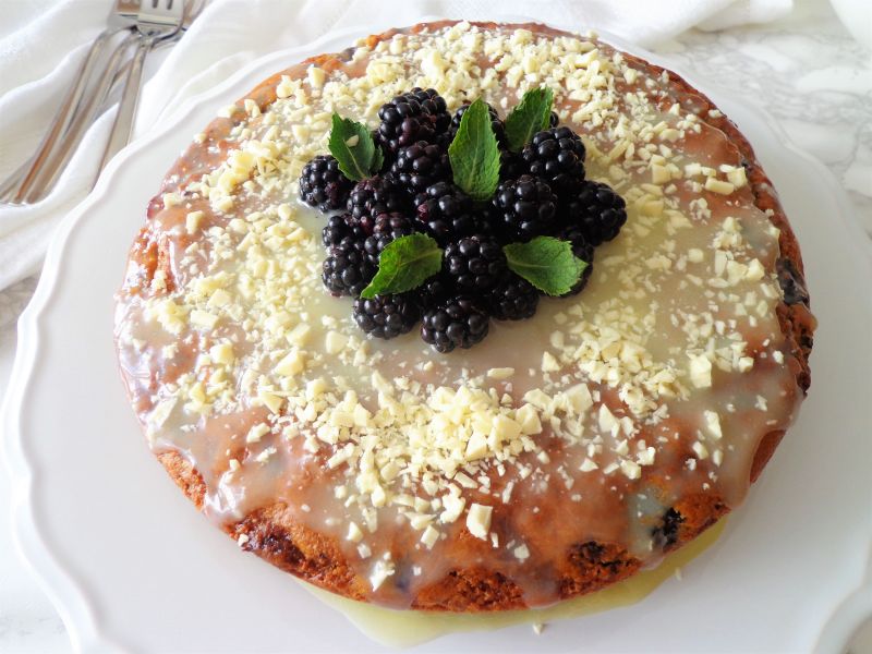 Jeżynowe ciasto z białą czekoladą