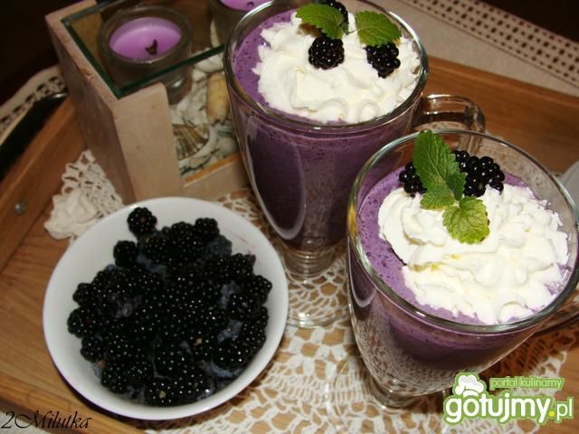 Jeżynowy koktajl z bitą śmietaną 