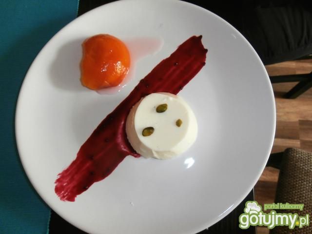 Jogurt Cotta z brzoskwinią w winie Jogurt Cotta z brzoskwinią w winie