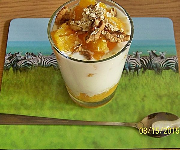 Jogurt naturalny z płatkami, orzechami włoskimi i 