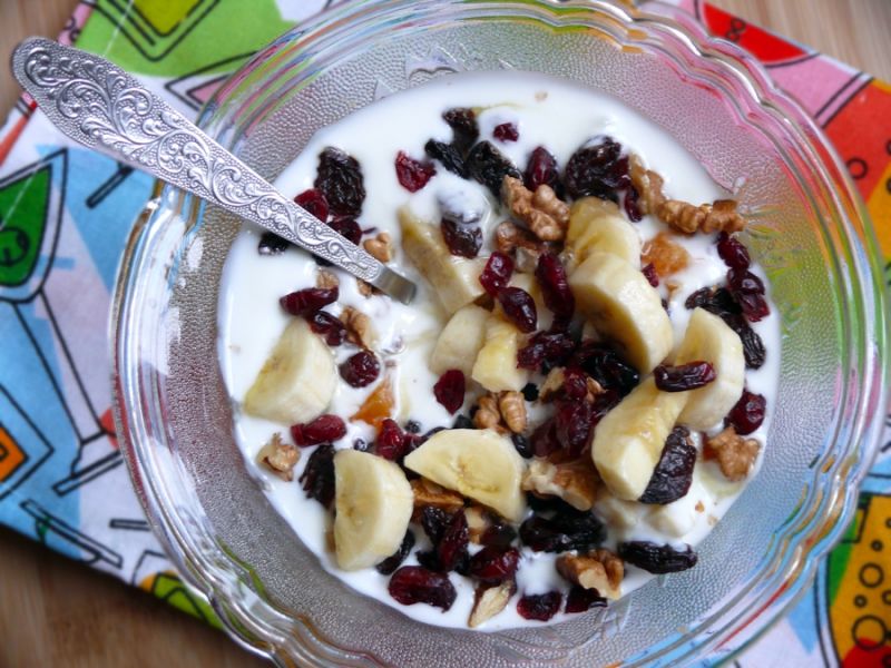 Jogurt z bananem i bakaliami Jogurt z bananem i bakaliami