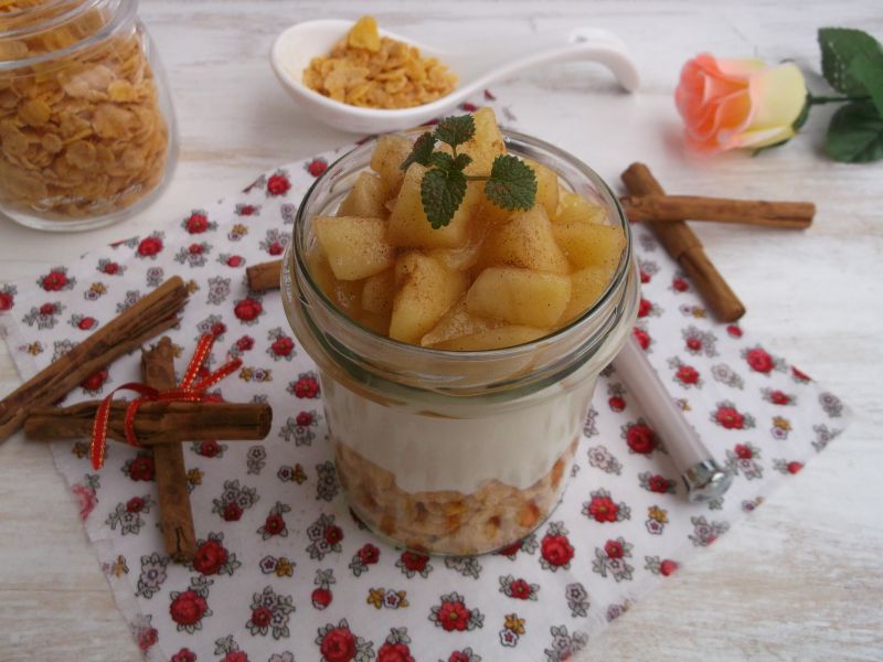 Jogurt z prażonym jabłkiem i płatkami 
