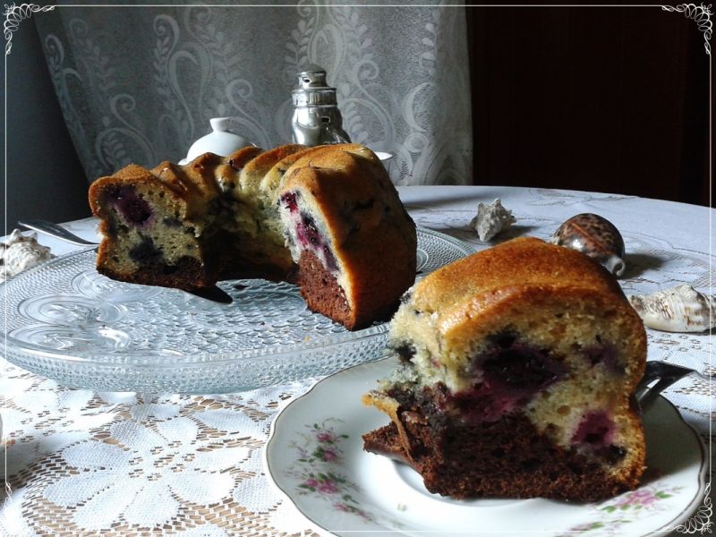 Jogurtowa babka z jeżynami