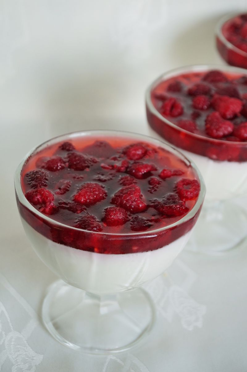 Jogurtowa panna cotta z malinami