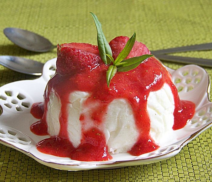 Jogurtowa Panna cotta z musem truskawkowym Jogurtowa Panna cotta z musem truskawkowym