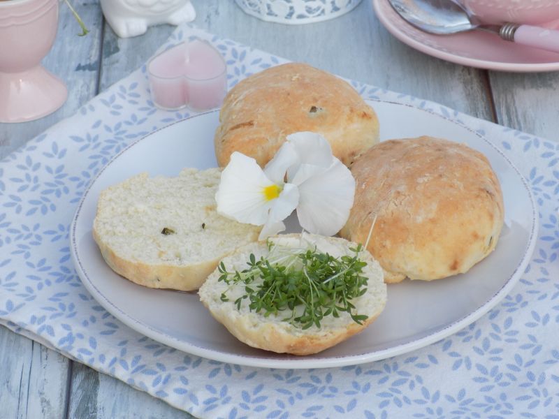 Jogurtowe bułki z krupczatką i szczypiorkiem Jogurtowe bułki z krupczatką i szczypiorkiem