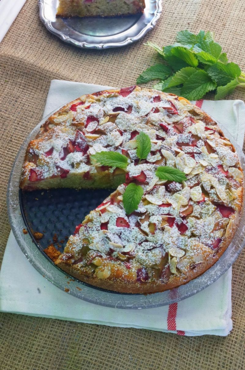 Jogurtowe ciasto na razowej mące z rabarbarem