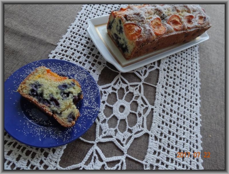 Jogurtowe ciasto z borówkami i morelami