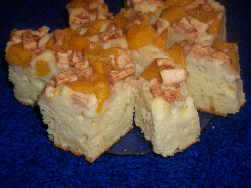 Jogurtowe ciasto z jabłkami i brzoskwiniami Jogurtowe ciasto z jabłkami i brzoskwiniami