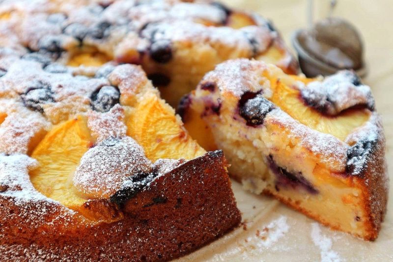 Jogurtowe ciasto z nektarynkami i borówkami Jogurtowe ciasto z nektarynkami i borówkami