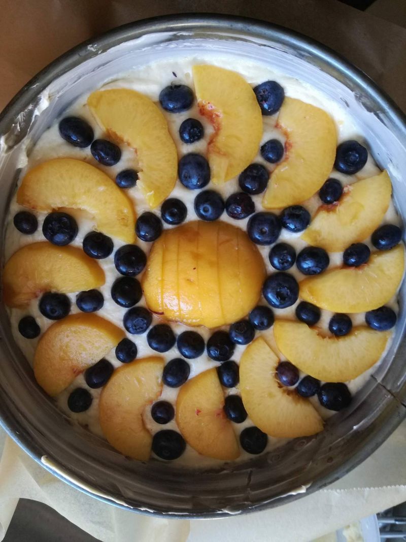 Jogurtowe ciasto z nektarynkami i borówkami