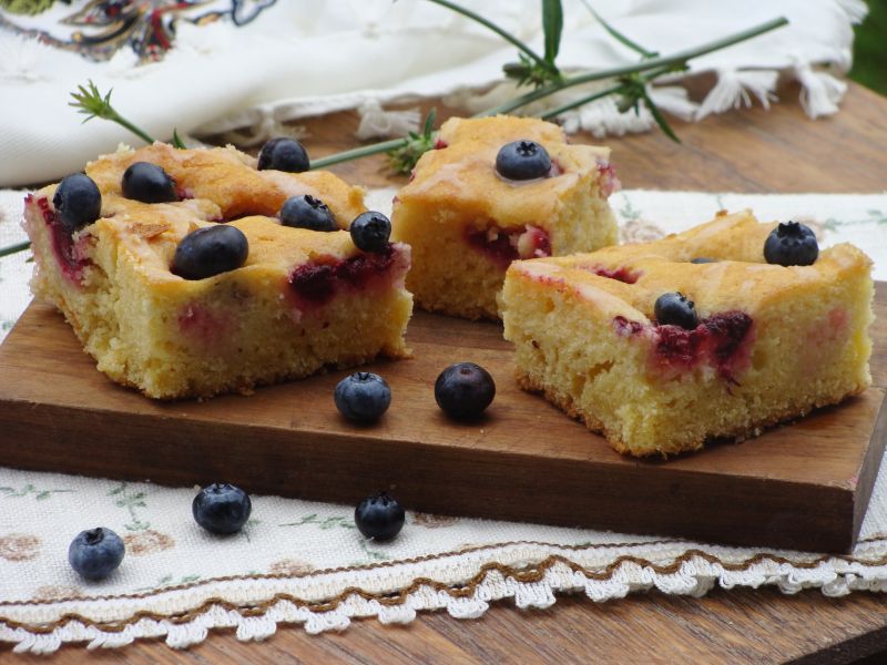 Jogurtowe ciasto z owocami 