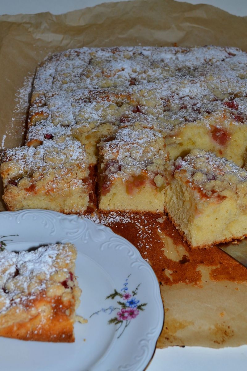 Jogurtowe ciasto z rabarbarem i otrębową kruszonką